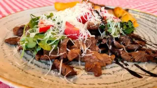 Tagliata di Filetto con Rucola e parmigiano