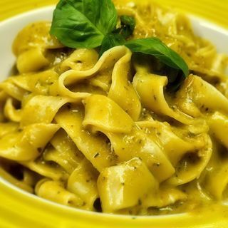 Fettucine al pesto con pinoli