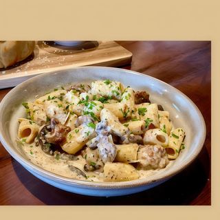 Rigatoni con stracetti di manzo e funghi porcini