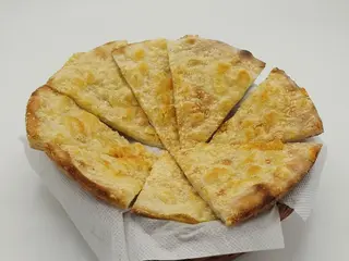 Focaccia parmezan cu usturoi