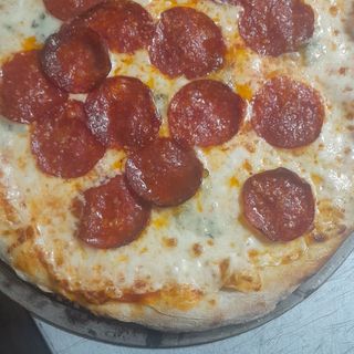 Pizza Gianni cu salam dulce fi32 CM