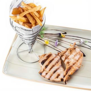 Piept de pui cu cartofi prajiti