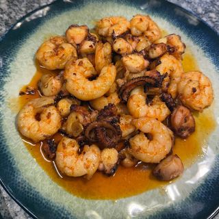 Tigaie cu creveți și caracatița