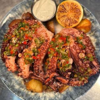 Caracatiță pe pat de cartofi (2 persoane)