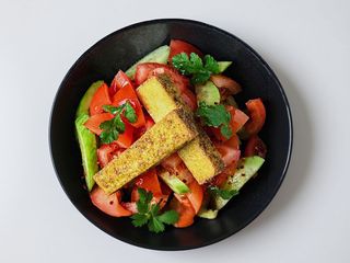 Salată cu legume și brânză tofu (320 g)