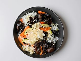 Salată cu ciuperci urechi de lemn și legume în marinat asiatic (300 g)