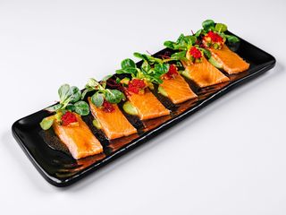 Sashimi din somon cu sos yuzu și mentă (100 g)