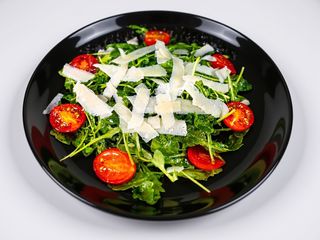 Salată rucola cu roșii cherry și parmezan