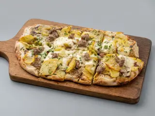 Pinsa trufe, cartofi si carnati
