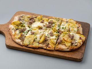 Pinsa trufe, cartofi si carnati