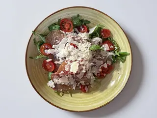 Salată cu prosciutto crudo