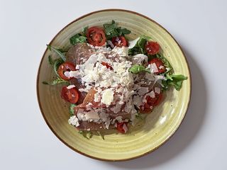 Salată cu prosciutto crudo