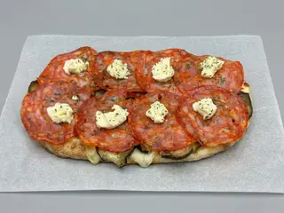 Pinsa vinete, salam picant si burrata