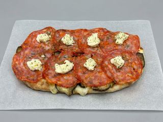 Pinsa vinete, salam picant si burrata