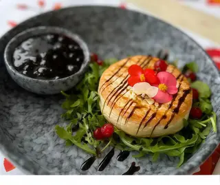 Camembert la grătar cu sos de afine