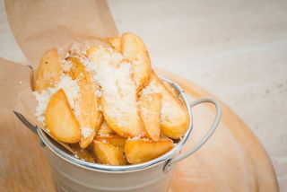 Cartofi wedges cu usturoi și parmezan