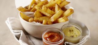 Cartofi pai cu ketchup și maioneză