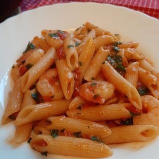 Penne cu creveti si calamari cu sos roze