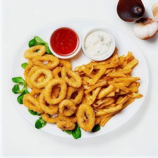 Inele de calamari pane cu cartofi prajiti