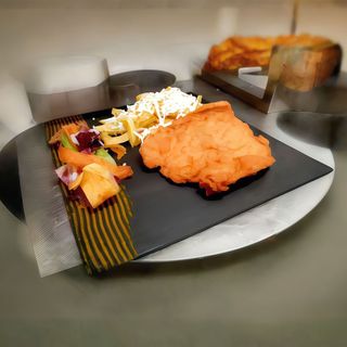 Snitel cu cartofi prajiti si branza rasa