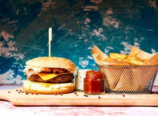 Baconcheeseburger de vita cu cartofi prajiti