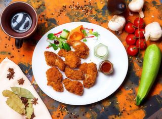 Aripioare de pui cu cartofi prajiti