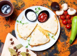 Quesadilla cu doua feluri de branza servita cu cartofi prajiti