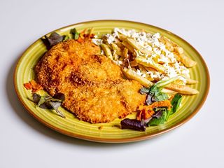 Snitzel de vaca cu cartofi prajiti