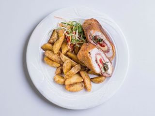 CORDON BLEU SERVIT CU CARTOFI PRAJITI