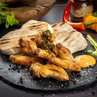 Aripi de pui, cartofi prajiti, salata, sos