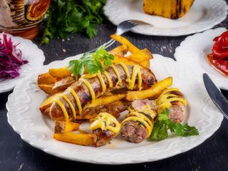 Carnati de casa, cartofi prajiti, salata, sos