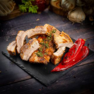 Coasta de porc, cartofi prajiti, salata, sos