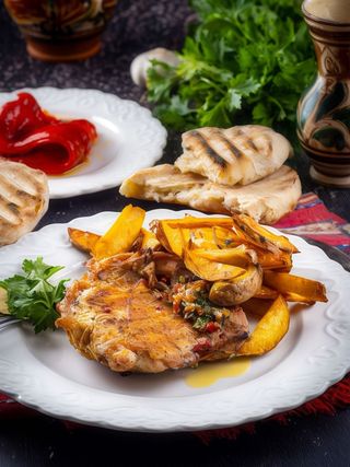 Pulpa de pui, cartofi prajiti, salata, sos