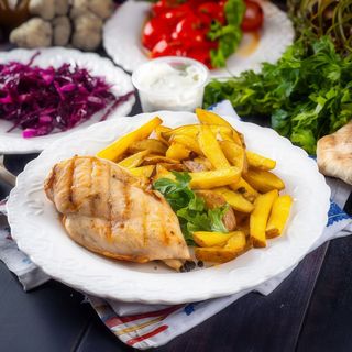 Piept de pui, cartofi prajiti, salata, sos