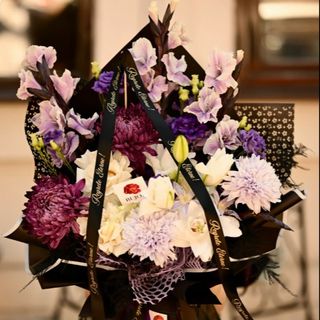 Jerbă funerară cu gladiole și crizanteme mov ce oferă o ultimă îmbrățişare