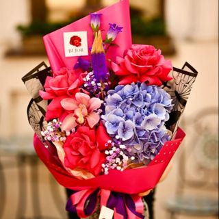 Buchet de Flori Roz/Mov cu Hortensie, Cymbidium si Trandafiri
