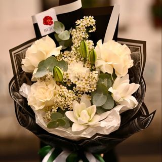 Buchet funerar cu trandafiri albi, crini, waxflower si eucalipt