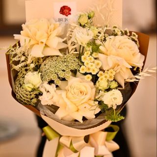 Buchet cu trandafiri albi, mușețel și astilbe, pregătit să spună o poveste