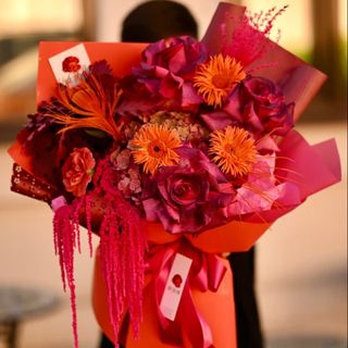 Buchet de flori aniversar în nuanțe seducătoare, pregătit să impresioneze