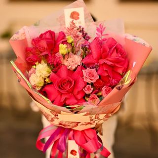 Buchet de Flori Inocent si Jucaus cu Trandafiri Mari in Nuante de Roz