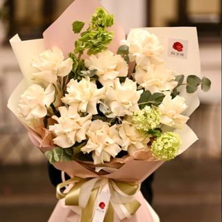 Buchet Trandafiri Albi, Eucalipt si Flori Verzi, Pentru un Suflet Calm