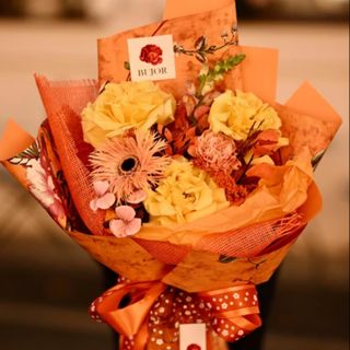 Buchet de flori cu trandafiri galbeni, gura leului si garofite