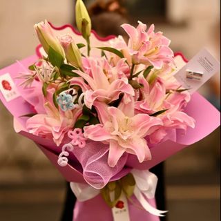 Buchet de flori “favoritul mamei” cu crini imperiali parfumati
