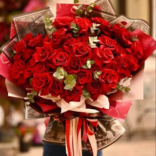 Buchet de flori mare cu 41 de trandafiri rosii si eucalipt