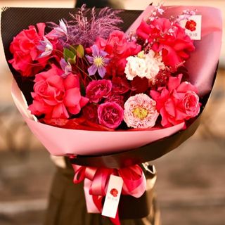 Buchet de Flori pentru Zi de Naștere cu Astilbe și Trandafiri Roz