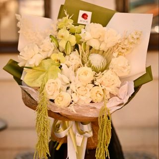 Buchet cu flori spectaculoase: protea, orhidee, anthurium și amarantus