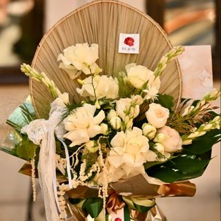 Buchet de flori mare cu trandafiri și tuberoze pentru un suflet special