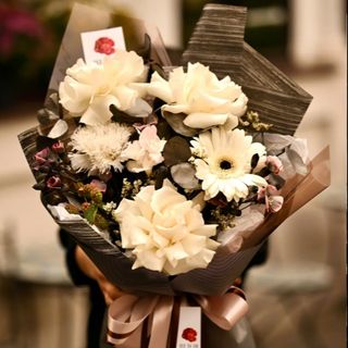 Buchet de flori alb-negru cu trandafiri, gerbera, garoafe și garofițe