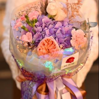 Buchet de flori modest cu hortensie violet si mix de flori roz