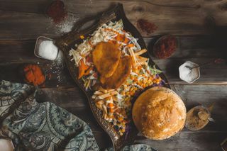 Mega snitel de pui la farfurie